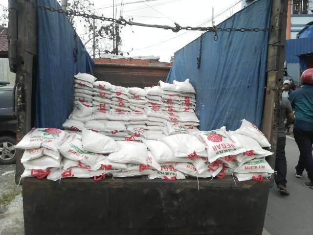 Warga Jalan Puri Heboh, Ribuan Paket Sembako Berlabel Syamsul Arifin Diamankan