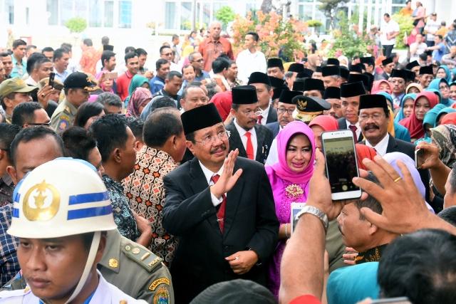 Isak Tangis ASN Iringi Pelepasan Tengku Erry dan Nurhajizah