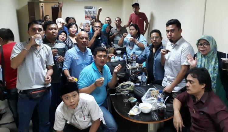 Buka Puasa Ala Wartawan DPRD Medan, Sederhana Tapi Penuh Kekompakan