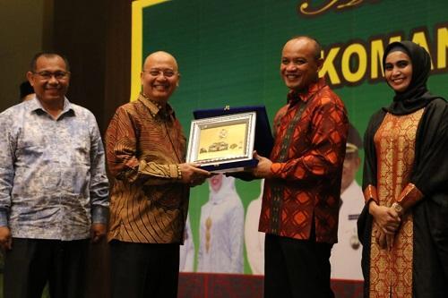 Walikota Medan Sematkan Songket Melayu di Malam Lepas Sambut Dandim 0201/BS