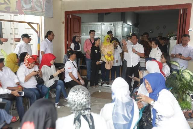 Edy Rahmayadi Nyanyikan Lagu I Cant Stop Loving You di Hadapan Relawan Eramas Smansa