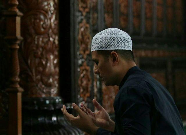 Tunggu Hasil Quick Count, Cawagub Ijeck Iktikaf di Masjid yang Dibangun Ayahnya