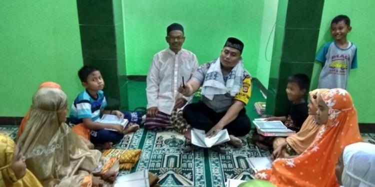 Personil Polri Ini Mengajar Mengaji 