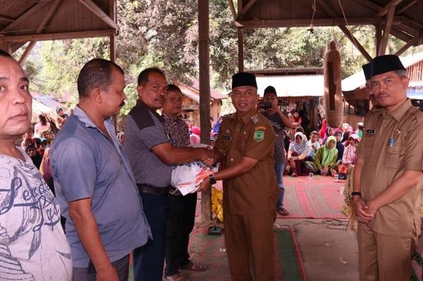 Pemkab Palas Kembali Menyerahkan Bantuan ke Desa yang Terkena Dampak Serangan Harimau