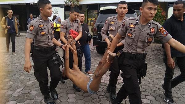 Maling Sepeda Motor Ini Nyaris Tewas Dihajar Warga di Jalan Ngumban Surbakti