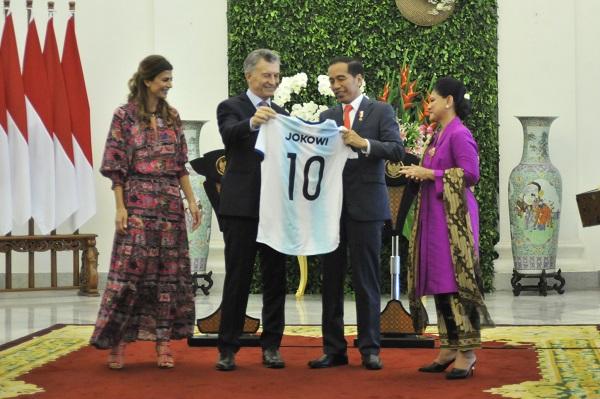 Beri Kejutan, Presiden Argentina Beri Kaos Tim Sepakbola Nasional kepada Presiden Jokowi