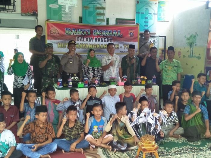 Polsek NA IX-X Hadiahi Sunat Gratis untuk 35 Anak di Kampung Pajak Labura