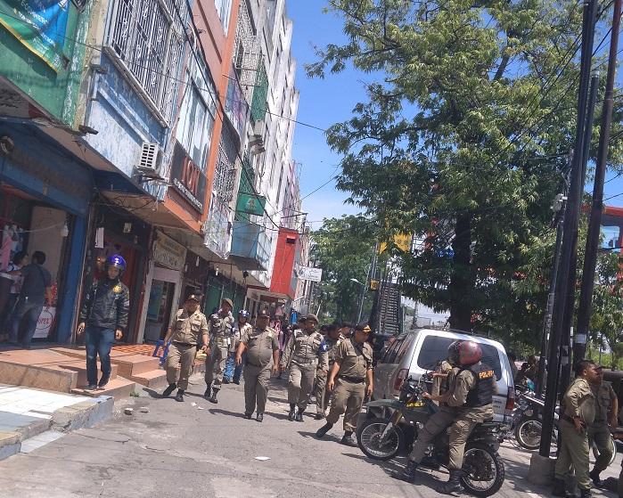 Lapak PKL di Jalan Gatot Subroto Dibersihkan Satpol PP dan Polsek Medan Baru