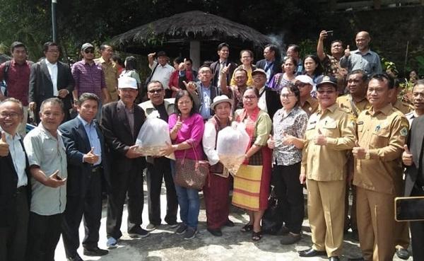 Kerjasama dengan Gereja HKBP, Pemkab Samosir Tabur Benih Ikan di Tuktuk Siadong