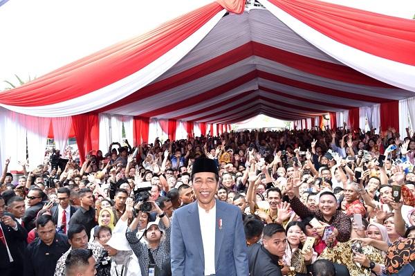 Disambut Antusias, Presiden dan Ibu Iriana Silaturahmi bersama Masyarakat di Istana Negara dan Monas