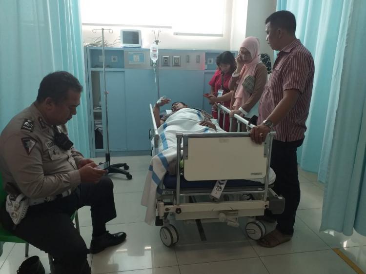 Pengendara Mobil Mewah Tabrak Petugas Lantas Polsek Medan Timur 