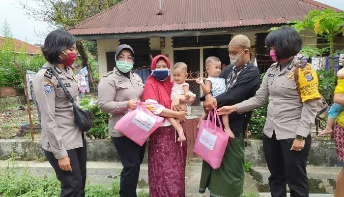 Polsek Medan Baru Salurkan Bantuan Vitamin Kepada Warga yang Miliki Anak Balita
