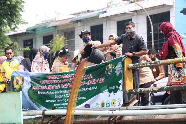 Unpab bersama Yayasan Budaya Hijau Indonesia Cuci Sungai di 3 Lokasi di Medan dengan Cairan Ekoenzim