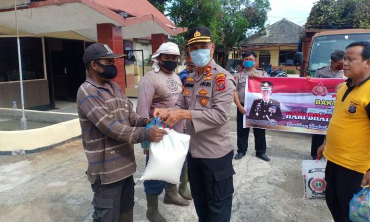 Polsek Medan Belawan Sambut HUT Bhayangkara ke-74 dengan Berbagi Sembako untuk Petugas Kebersihan dan Nelayan