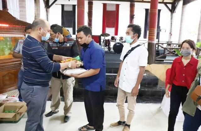 Bupati Taput bari Bantuan kepada 64 Pelatih Karate dan 501 Mahasiswa Asal Luar Taput