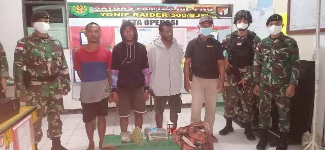Satgas Raider 300/Bjw Amankan 3 Paket Ganja Dalam Pemeriksaan Kendaraan Pos Kalibom