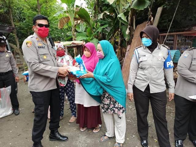 HUT Bhayangkara ke-74, Polsek Medan Helvetia Berbagi Sembako untuk Warga Kurang Mampu