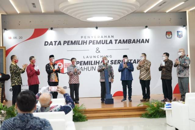 Pilkada Mundur, Kemendagri Serahkan DP4 Pemilih Pemula ke KPU