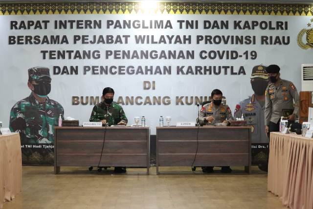 Panglima TNI dan Kapolri Rapat di Provinsi Riau Bahas Covid-19 dan Karhutla