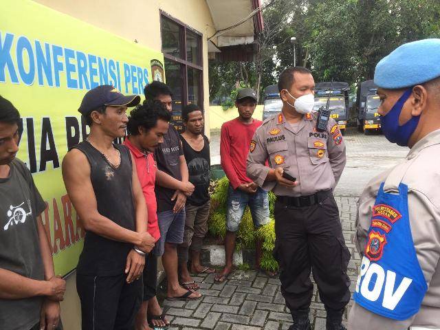 8 Pria Diamankan Polisi Saat Grebek Kampung Narkoba dan Razia Pekat di Medan Johor