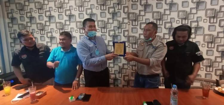 Bertugas ke Polda Sumut, AKP Oktavianus Dapat Cinderamata dari WUPDS G17