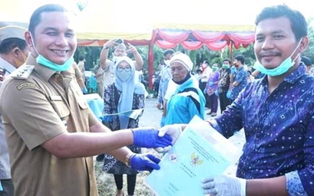 Bupati Tapteng Serahkan 1.000 Sertifikat Tanah Objek Landreform kepada Masyarakat Kecamatan Sirandorung