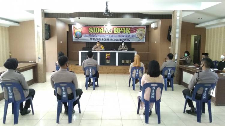 Terapkan Protokol Kesehatan, Polresta Deli Serdang Gelar Sidang Pernikahan Personilnya