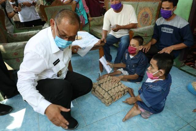 Plt Wali Kota Medan Salurkan Bantuan Bagi Warga Kurang Mampu di Medan Marelan