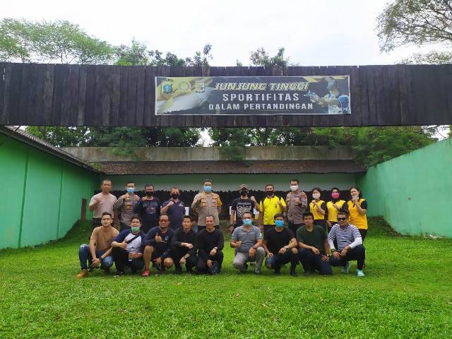 Kapolrestabes Medan Kombes Riko Sunarko Latihan Menembak Bersama Jajarannya di Gaperta