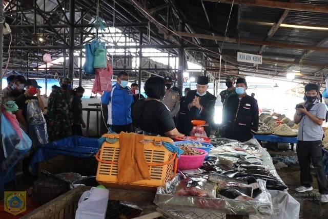 Jelang Adaptasi New Normal, Pj Bupati Pakpak Bharat Sosialisasi Protokol Kesehatan di Pasar Klohi Salak