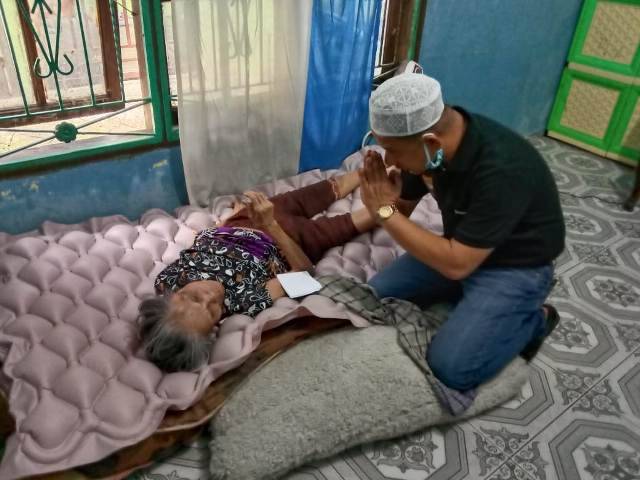 Ketua Pewarta Polrestabes Medan Bagikan Nasi bungkus untuk Warga Kurang Mampu
