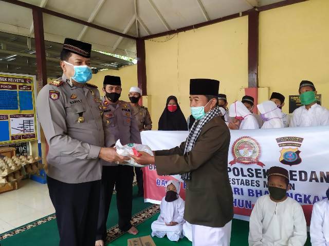 	Hari Bhayangkara ke-74, Polsek Helvetia Santuni Anak Yatim Piatu di Mesjid Al-Ikhlas Setia Luhur