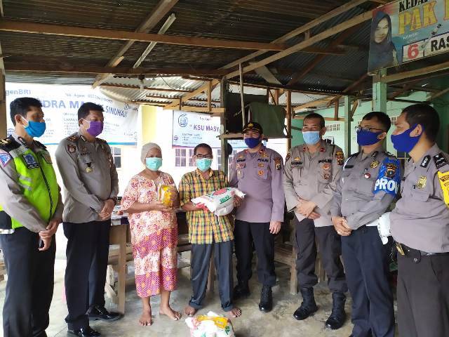 Kapolsek Medan Helvetia Bagikan Bantuan Sembako Kepada Juru Kunci Makam Atok Uteh