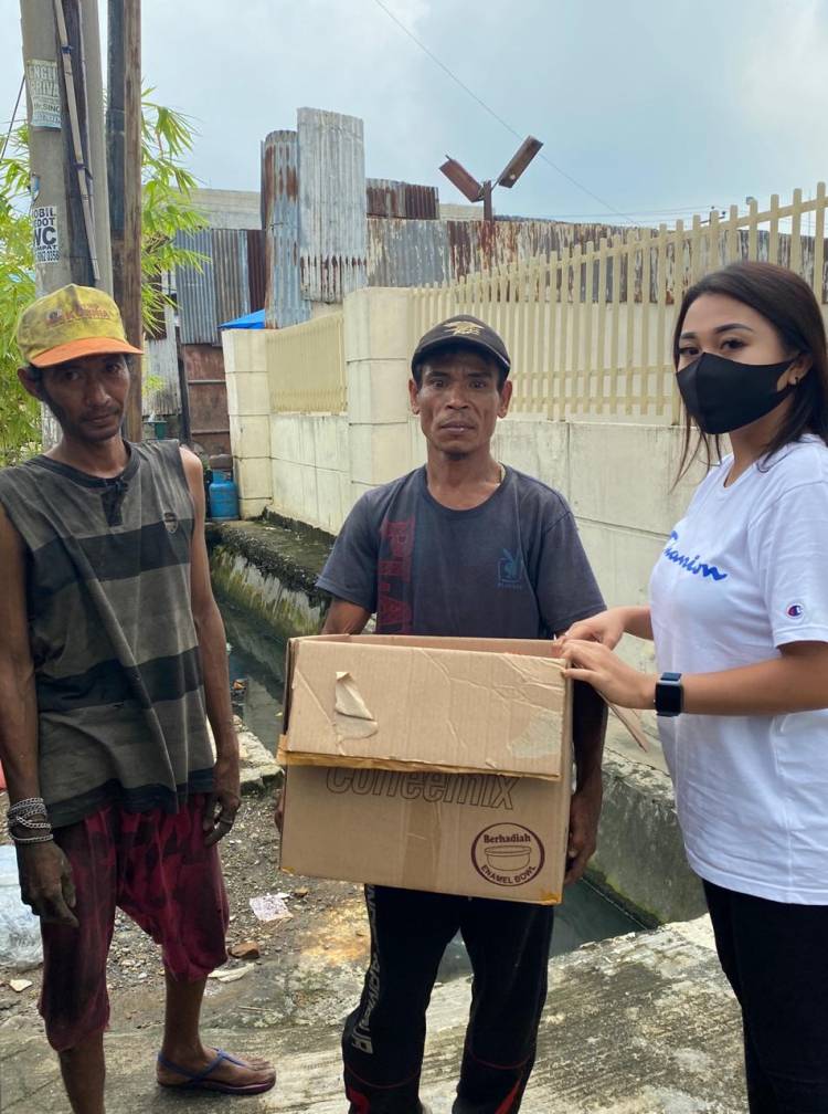 Kumpulan Arisan Herslim Salurkan Bantuan Makanan dan Vitamin untuk Masyarakat Terdampak Covid-19