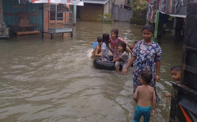 Banjir Rendam Ratusan Rumah di Jalan Brigjen Katamso, Kelurahan Sei Mati Medan