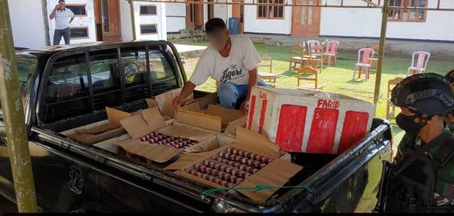 Bawa 312 Botol Miras Ilegal, Pria Ini Diamankan Satgas Yonif 754 Kostrad di Distrik Bonggo Papua