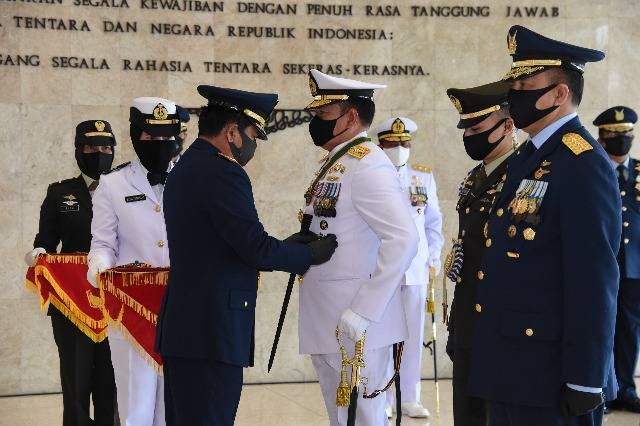 Panglima TNI Sematkan Tanda Kehormatan Bintang Dharma untuk Kasal dan Kasau