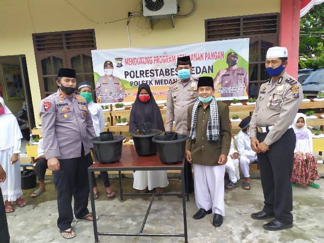 Kapolsek Helvetia Tanam Pohon Kurma Azwa Bersama Anak Yatim Piatu Setia Luhur