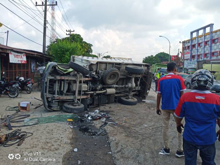 Dua Truk Box Kecelakaan, Empat Orang Terluka