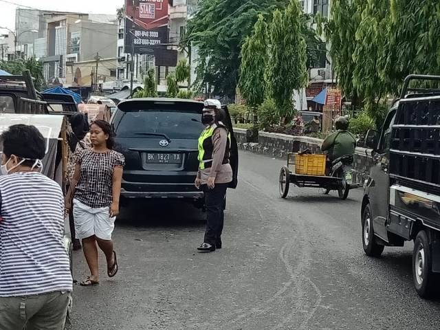 Bantu Sopir, Seorang Polisi Dorong Angkot 135 Mogok di Pasar Sei Sekambing Medan