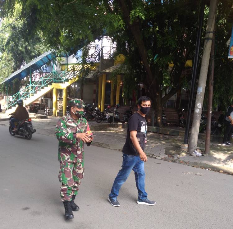 Anggota Kodim 0201/BS Razia Masker di Pasar Petisah