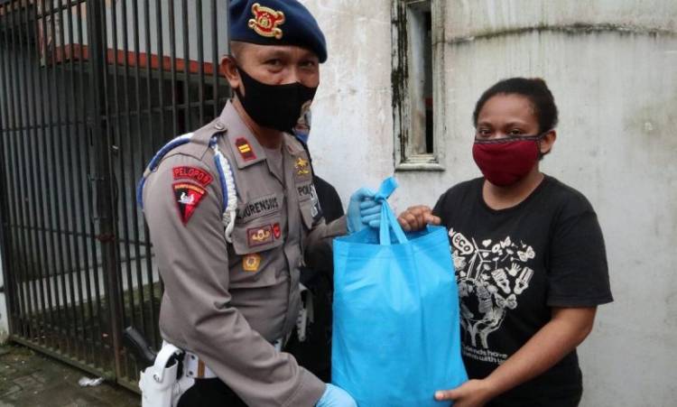 Brimob Polda Sumut Gulirkan Sembako untuk Mahasiswa Papua di Kota Medan, Sambut Hari Bhayangkara ke-74