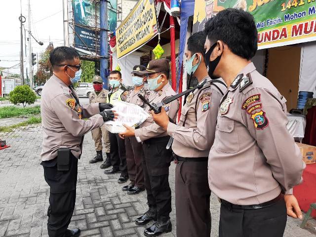 Kapolsek Medan Timur Serahkan APD Kepada Personel Pospam 3 Jalan Cemara