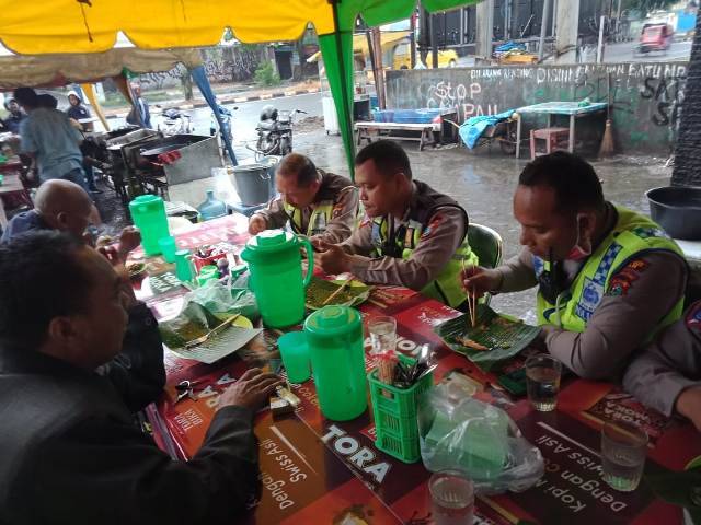Rajut Kebersamaan dalam Bertugas, Unit Lantas Polsek Medan Helvetia Sarapan Pagi Bersama