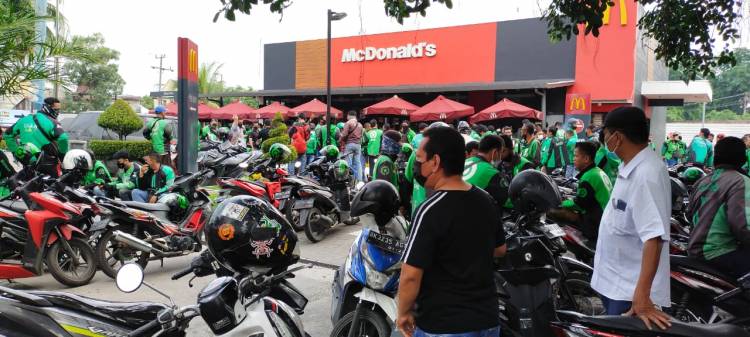 Antrian BTS Meal McDonald's di Jalan SM Raja Medan Langgar Prokes, Petugas Turun Tangan
