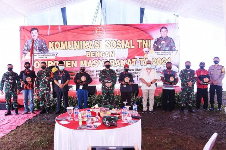  Aster Panglima TNI : Komsos TNI dengan Masyarakat Cidahu Merupakan Bagian Binter di Era Pandemi Covid-19