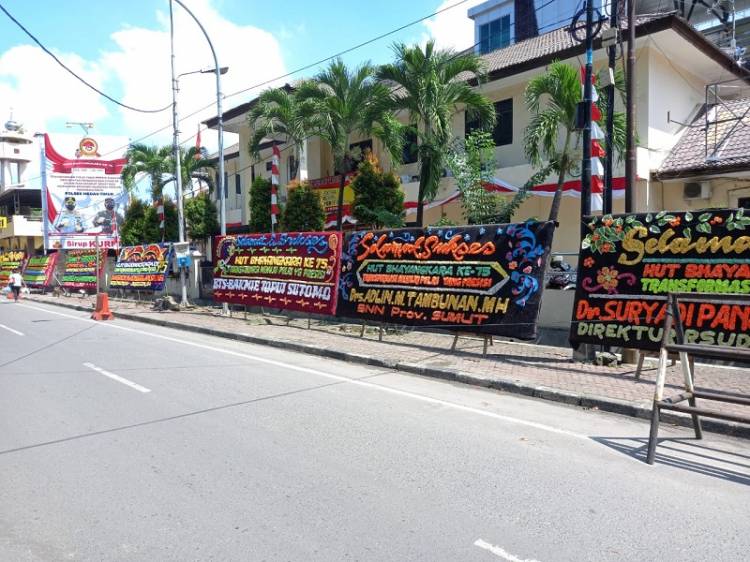  Polsek Medan Timur Kebanjiran Papan Bunga Ucapan HUT Bhayangkara