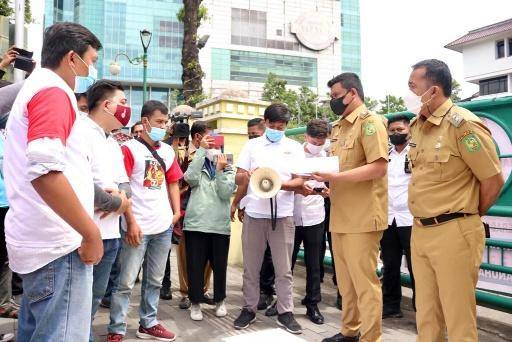 Bobby Nasution Temui Massa Unjuk Rasa di Depan Kantor Walikota Medan
