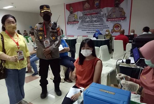Polsek Medan Timur Gelar Vaksinasi Massal di 2 Lokasi di Medan