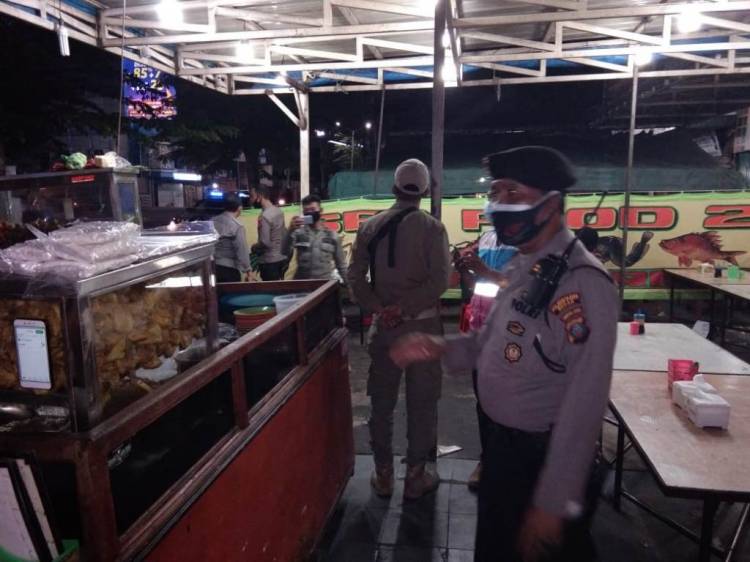 Patroli Malam, Polsek Medan Baru Ajak Warga Patuhi Prokes